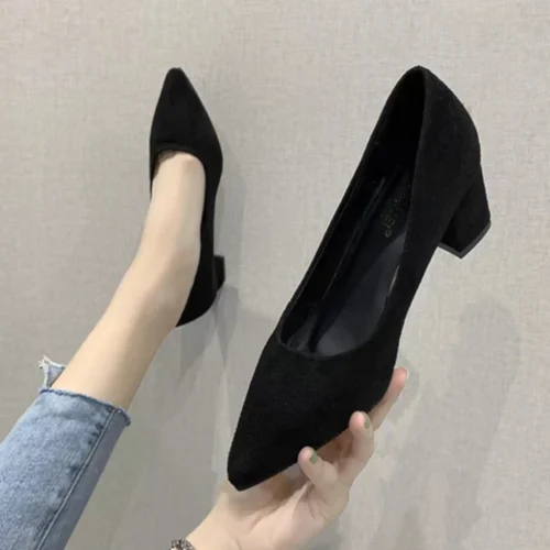 حذاء Classic Elegance كعب متوسط يجمع بين الأناقة والعملية