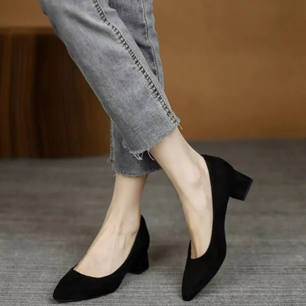 حذاء Classic Elegance كعب متوسط يجمع بين الأناقة والعملية