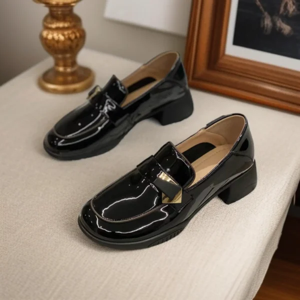 Loafer بكعب متوسط، بدون أربطة
