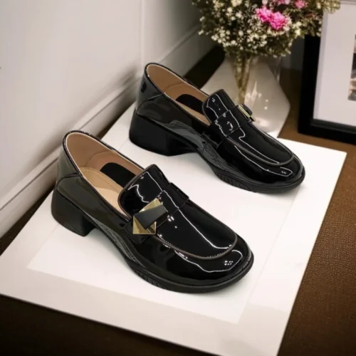 Loafer بكعب متوسط، بدون أربطة