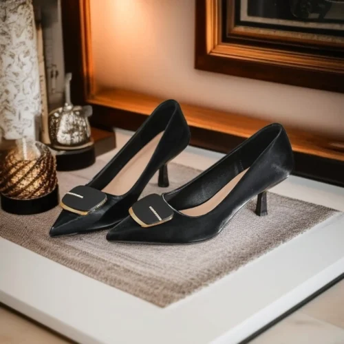 Paris Chic  حذاء كعب ناعم بتفاصيل ذهبية لمسة فاخرة