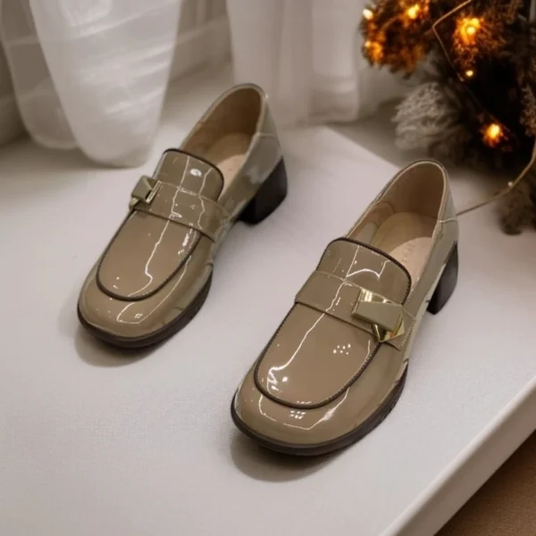 Loafer بكعب متوسط، بدون أربطة